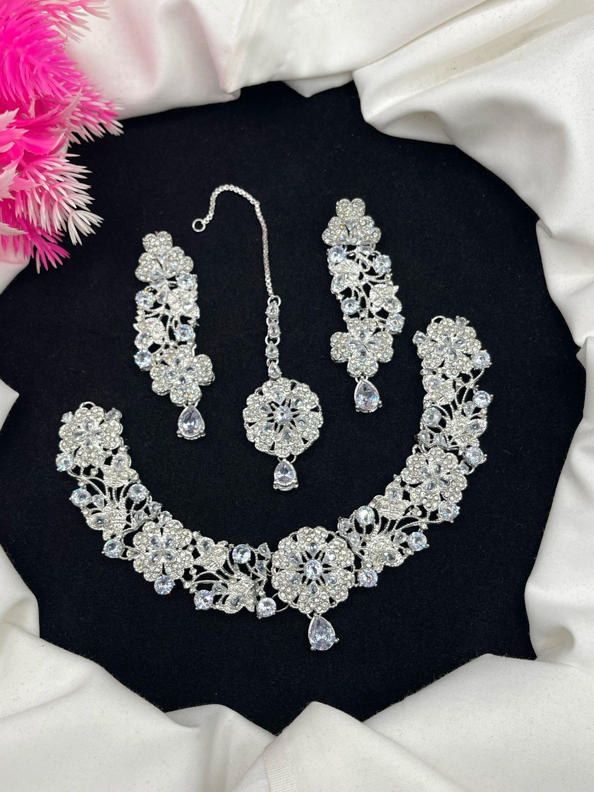 Elegant Design Necklace Set