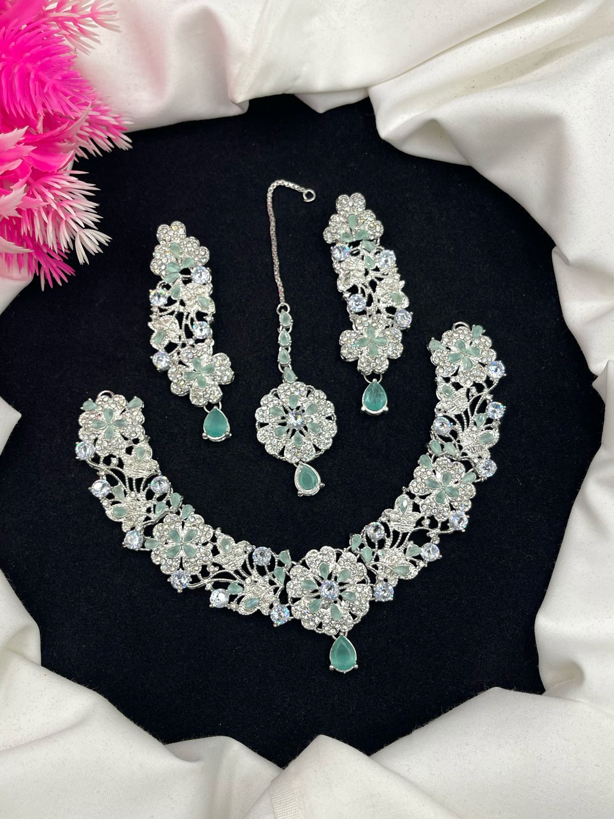 Elegant Design Necklace Set