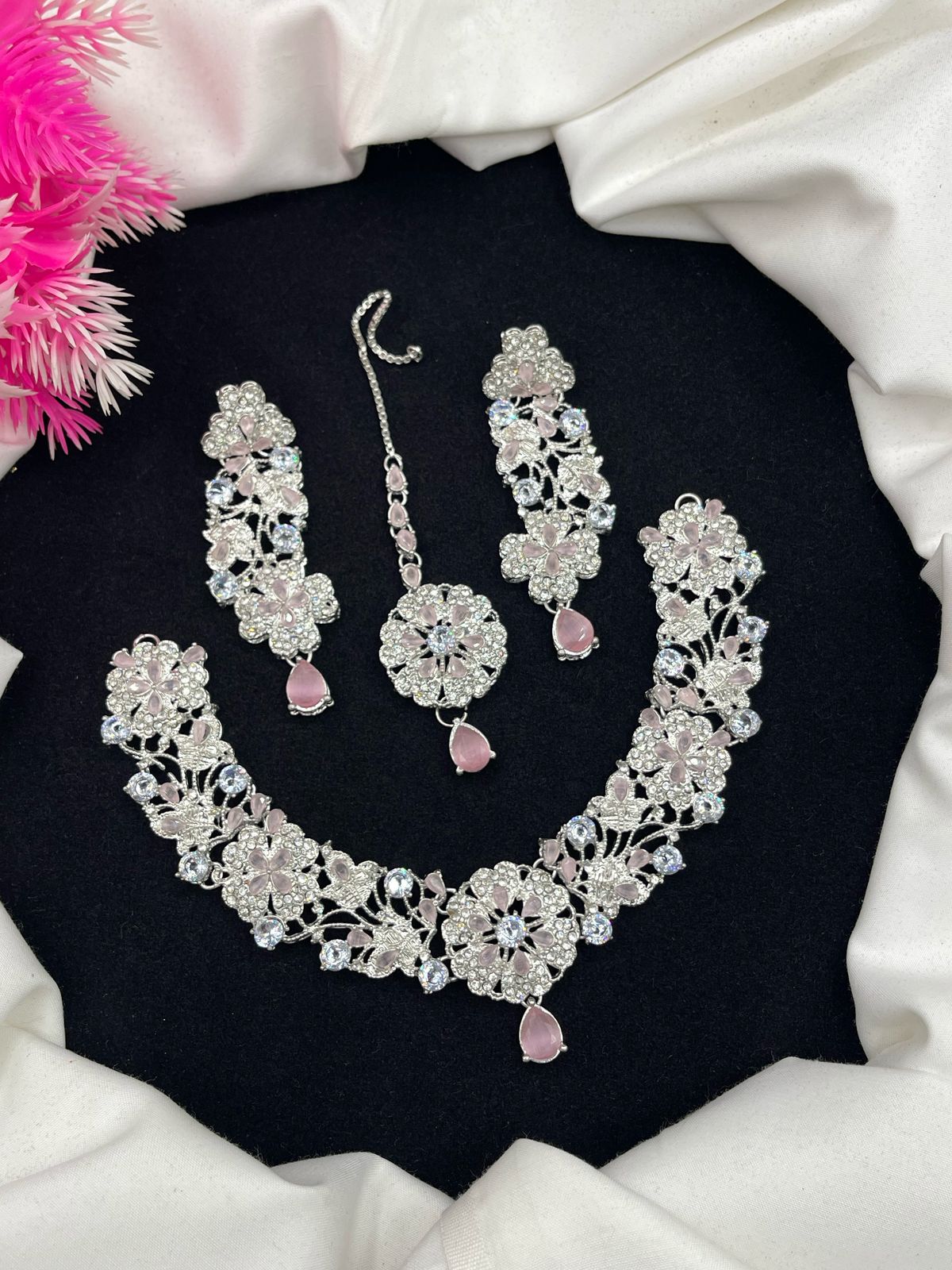 Elegant Design Necklace Set