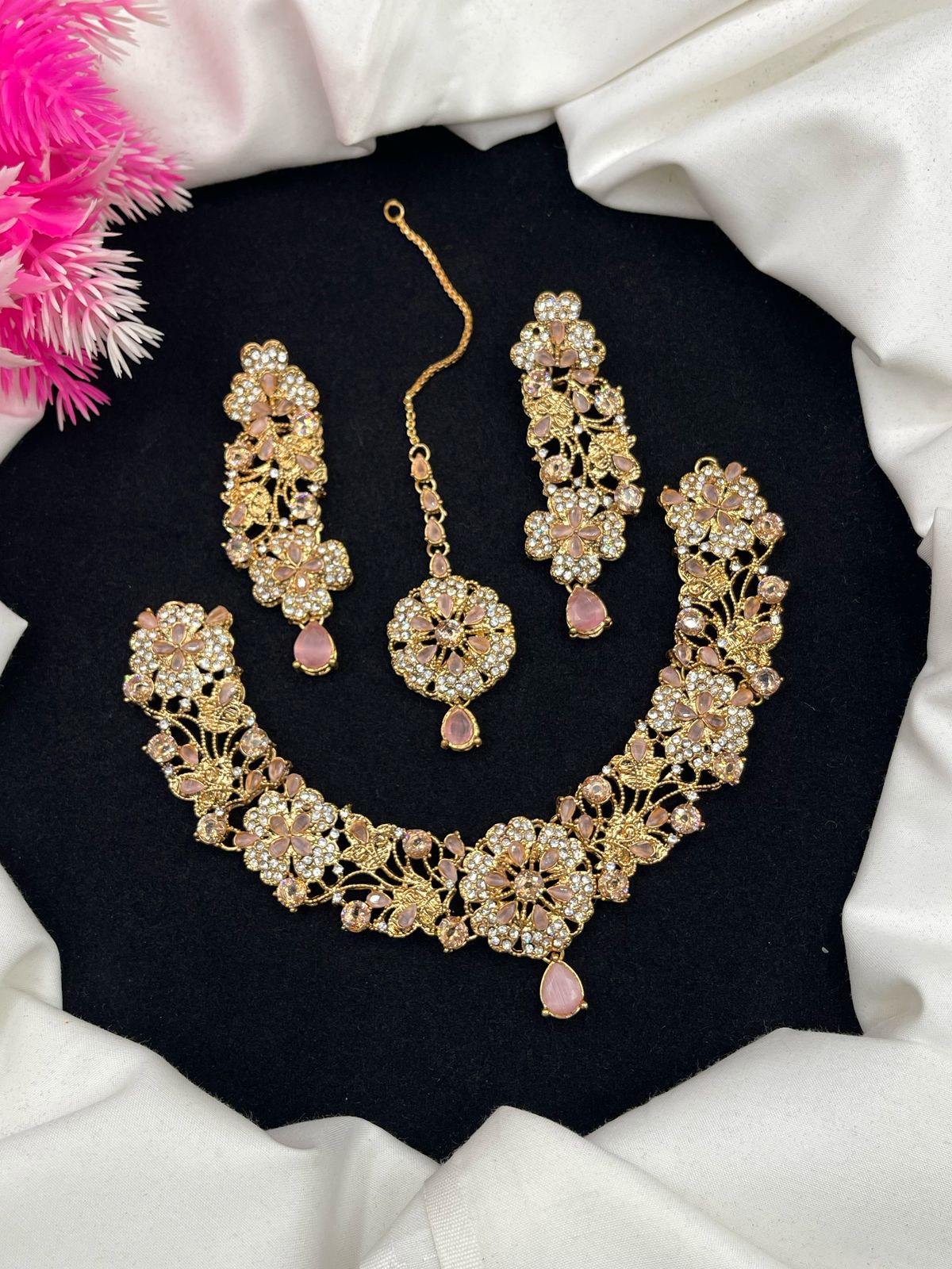 Elegant Design Necklace Set