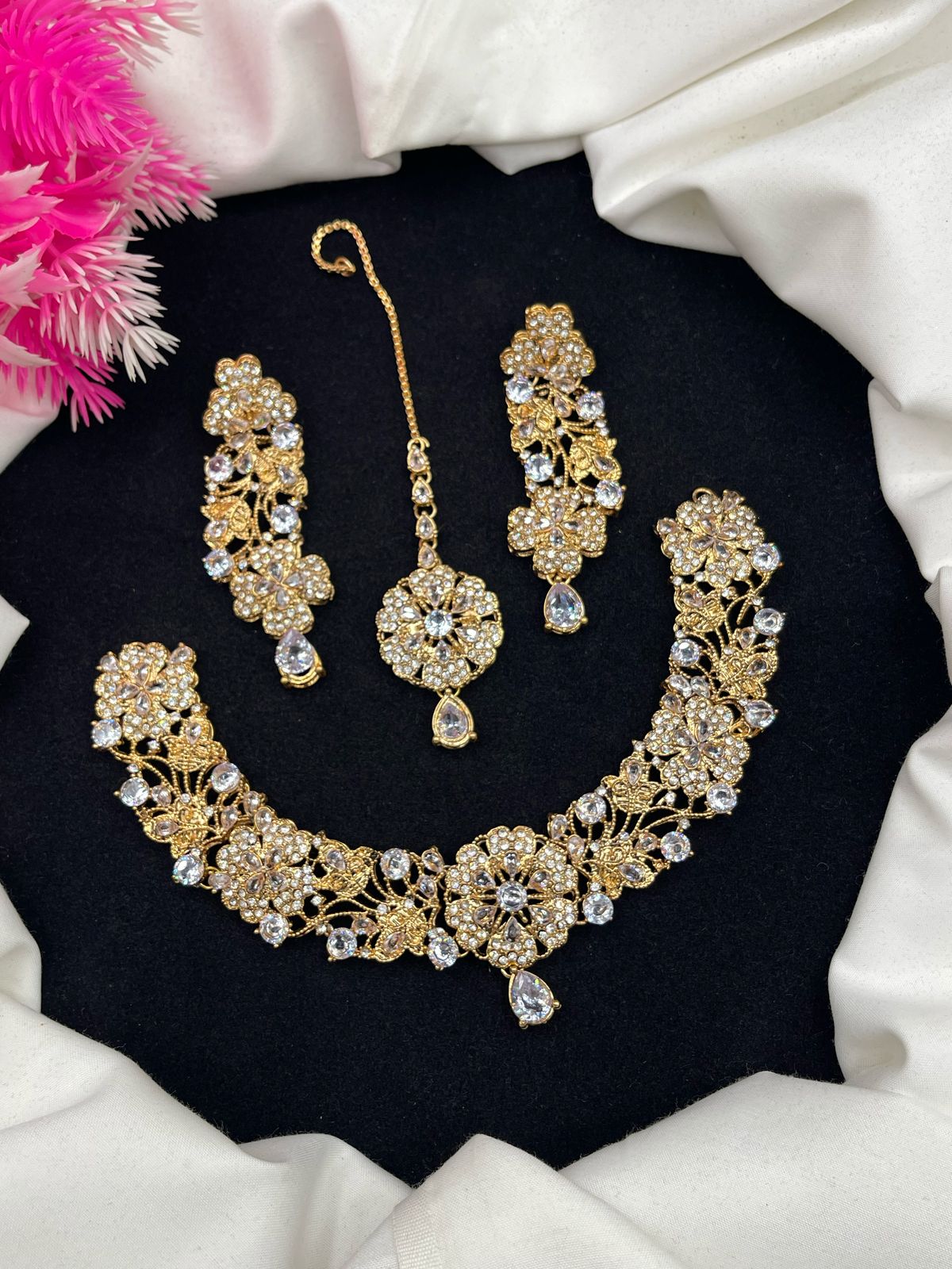 Elegant Design Necklace Set