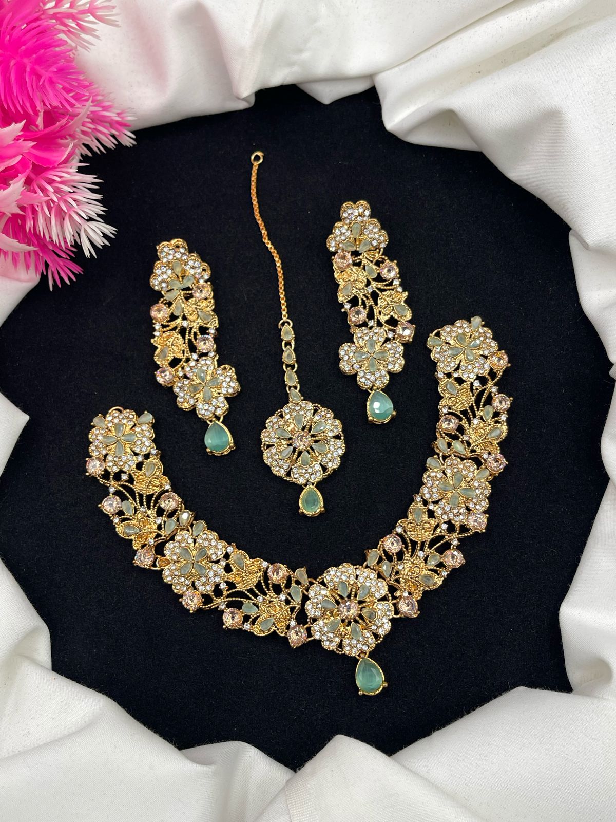 Elegant Design Necklace Set